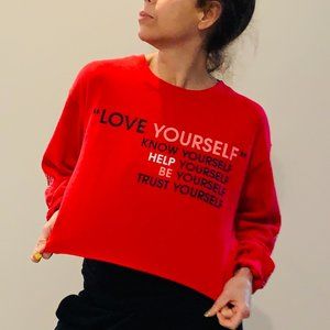 LOVE YOURSELF - Cropped Sweatshirt Slashed Back